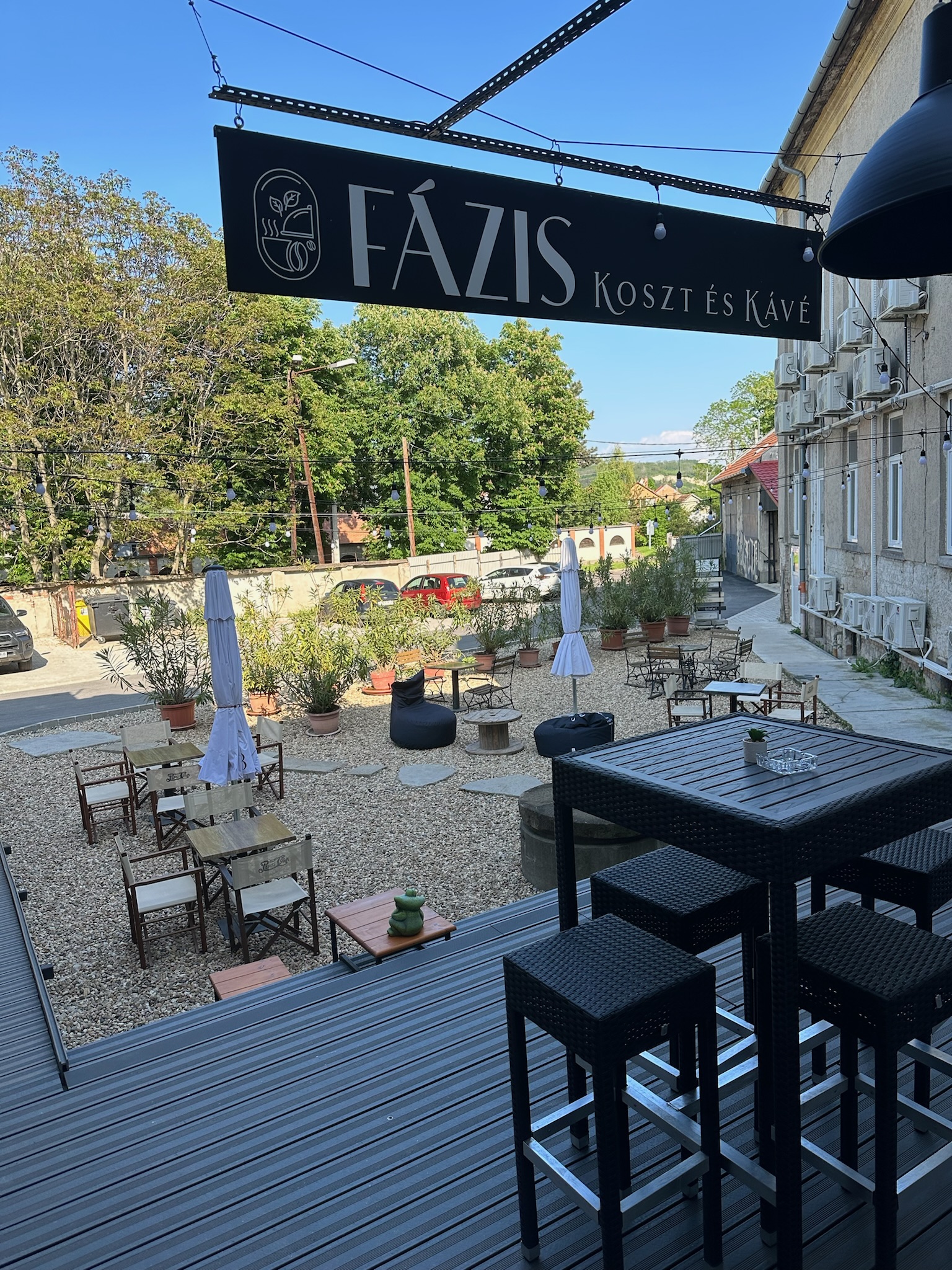 Fázis kávézó udvar, kültér